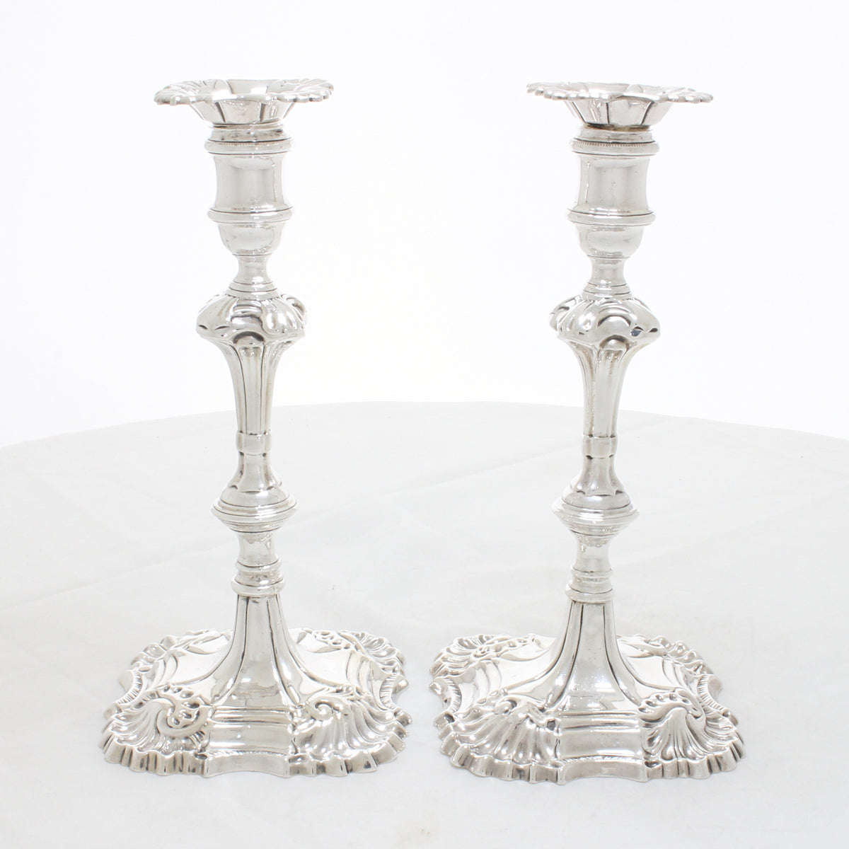Antiek gegoten groot paar kandelaars van sterling zilver 1769