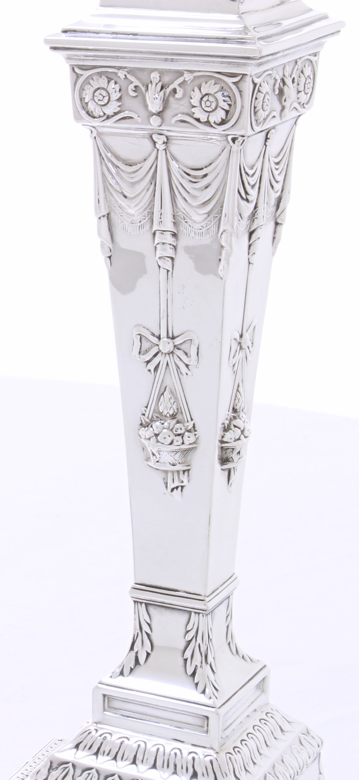 Antiek paar zilveren tafel­kandelaars