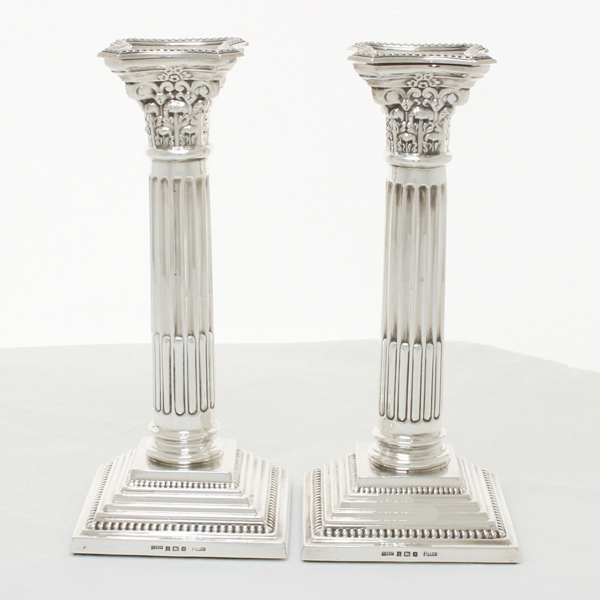 Engelse zilveren korintische kandelaars 1975