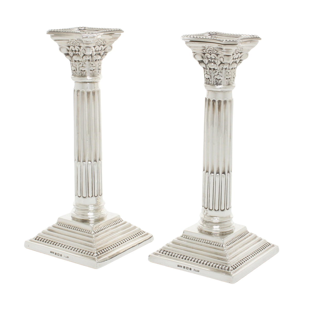 Engelse zilveren korintische kandelaars 1975