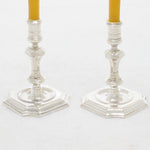 2 zilveren wax houders met gouden kaarsen