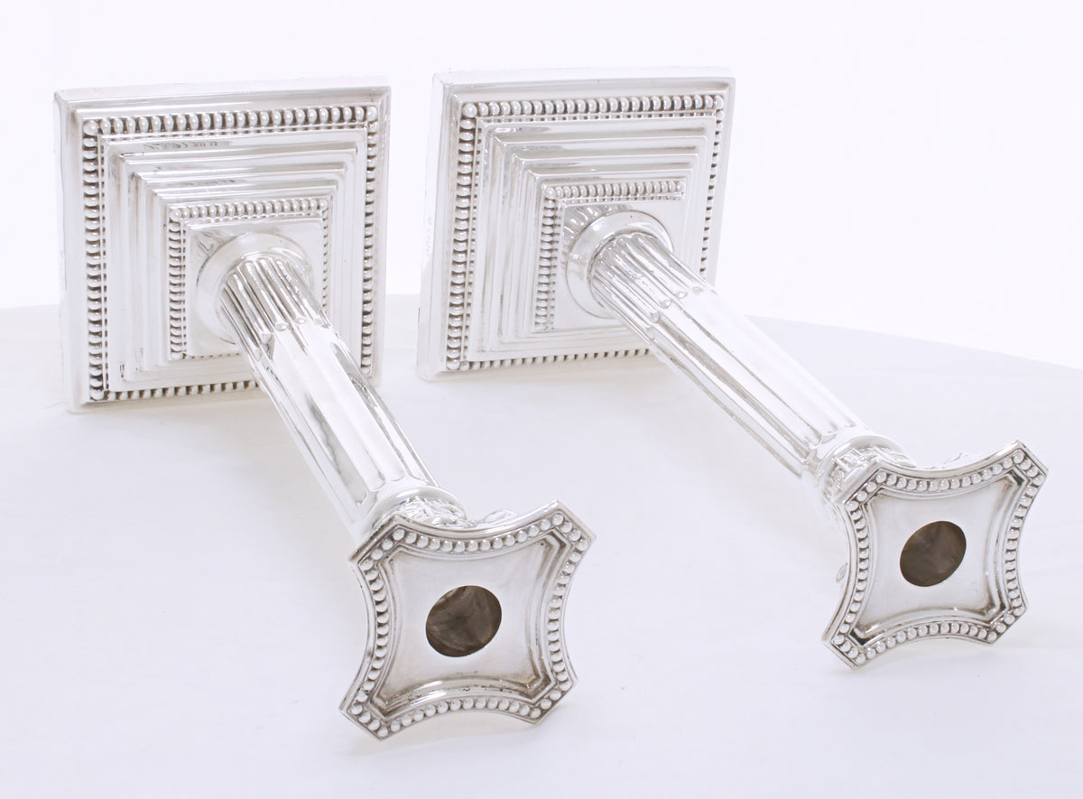 Engelse zilveren korintische kandelaars 1968