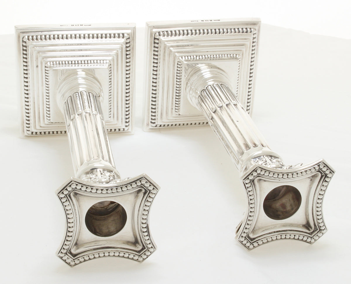 Engelse zilveren korintische kandelaars 1975