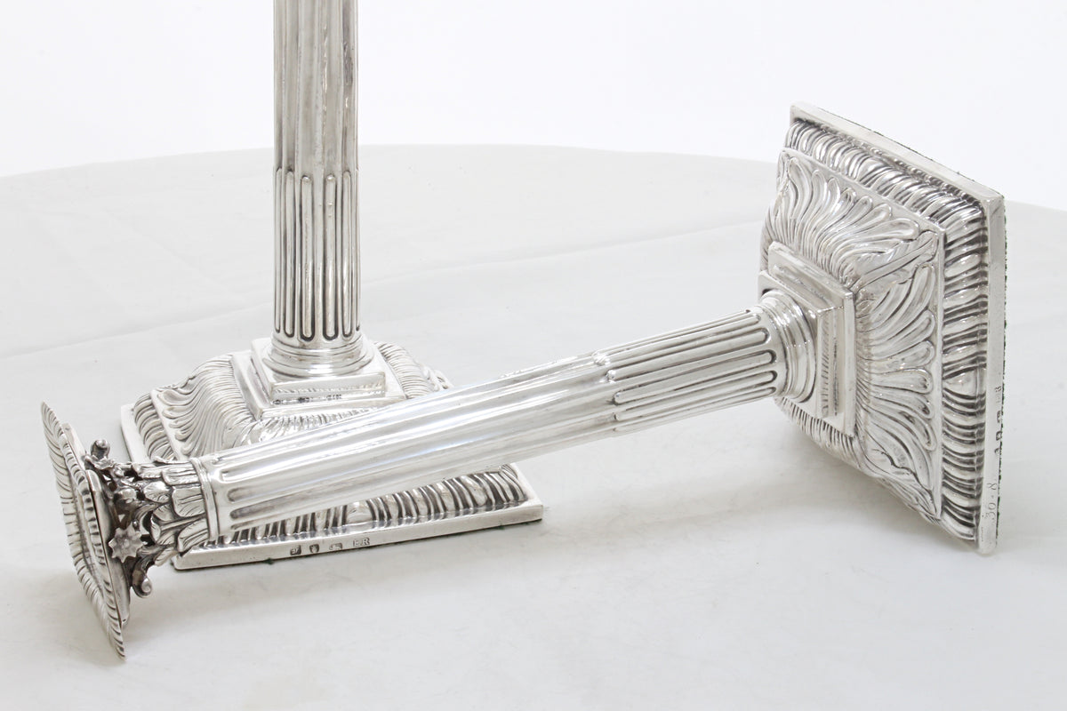 Antiek groot Korinthisch Sterling zilveren paar kandelaars 1761, Londen