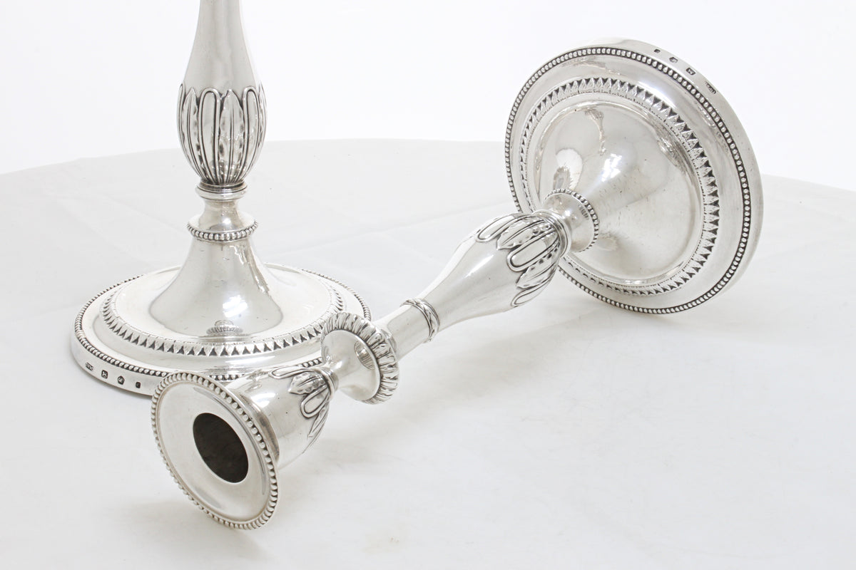 Elegant paar grote Antieke Georgische Sterling Zilveren kandelaars 1780