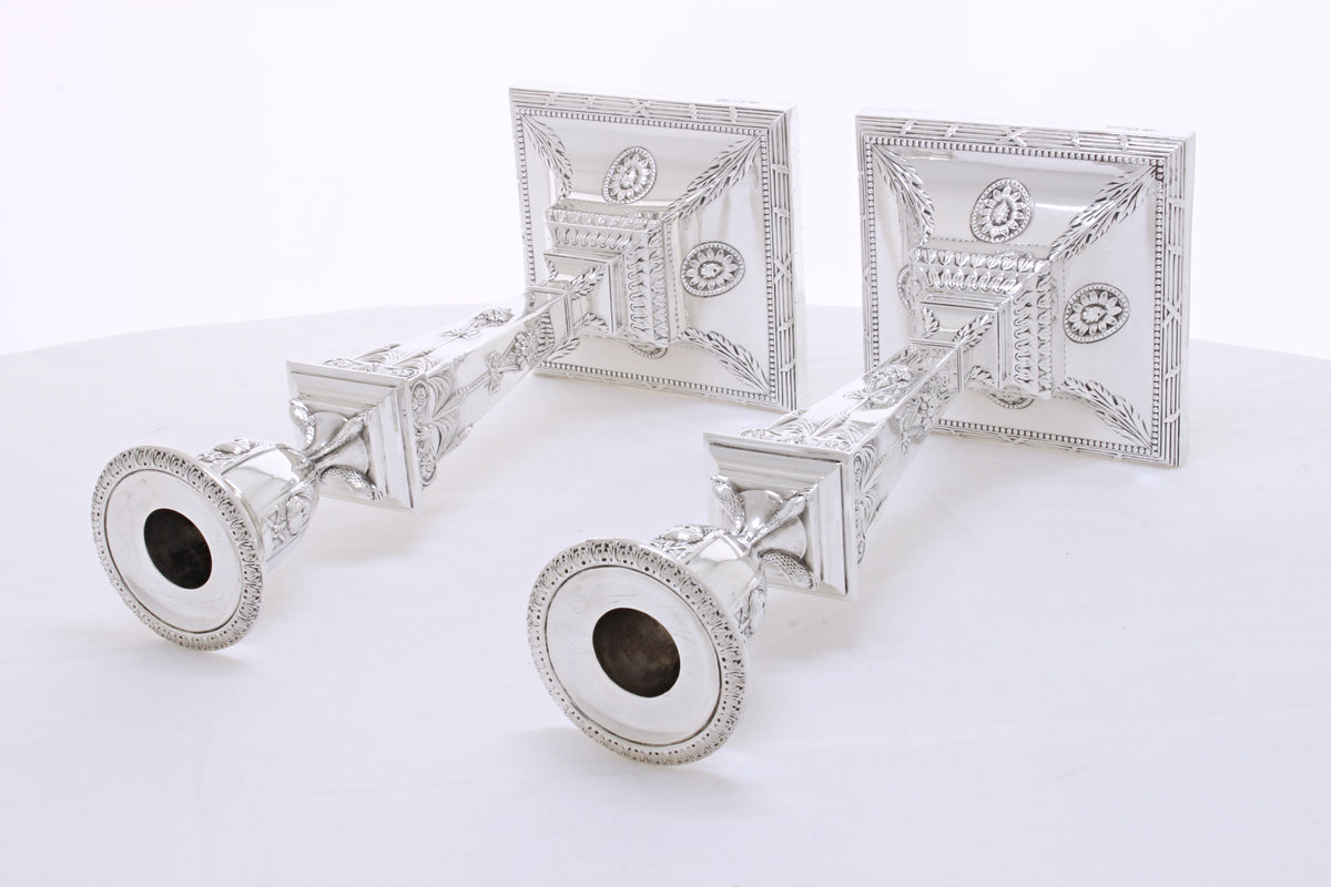 Antiek paar zilveren tafel­kandelaars