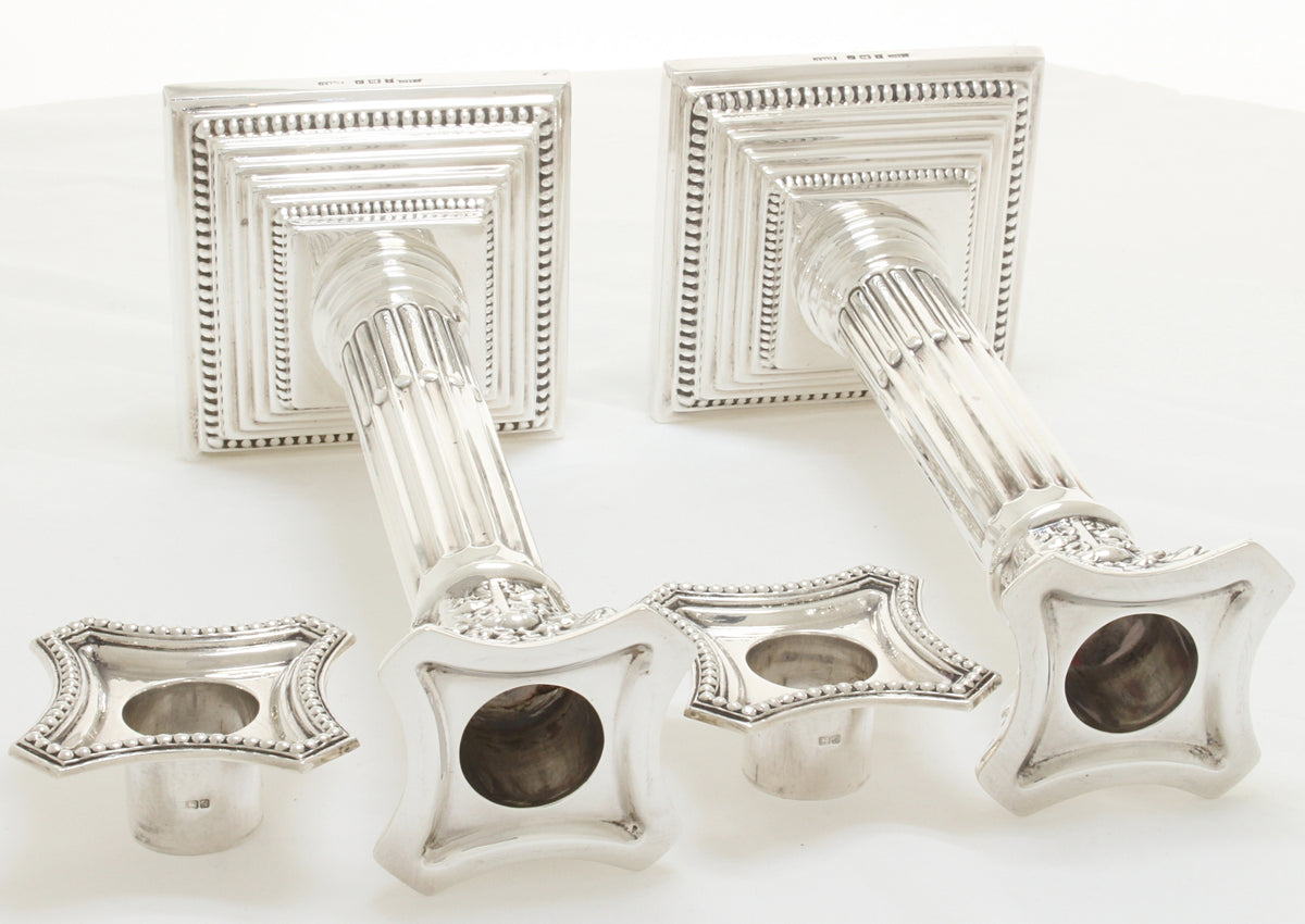 Engelse zilveren korintische kandelaars 1975