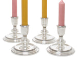 4 zilveren kandelaars met kaarsen