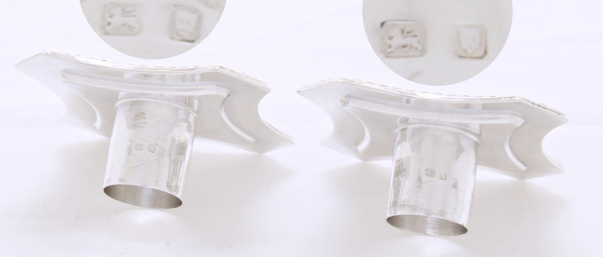 Engelse zilveren korintische kandelaars 1968