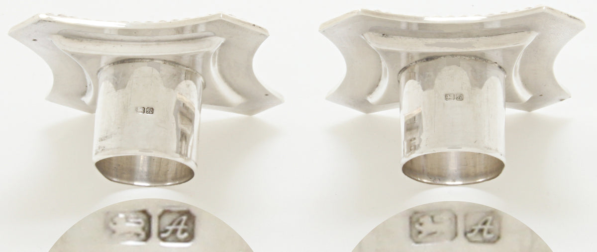 Engelse zilveren korintische kandelaars 1975