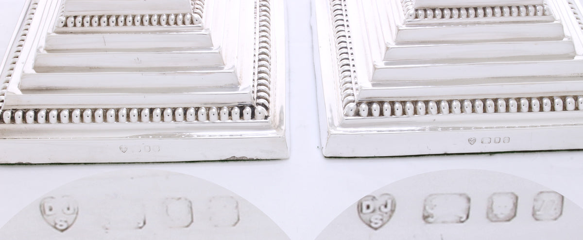 Engelse zilveren korintische kandelaars 1968