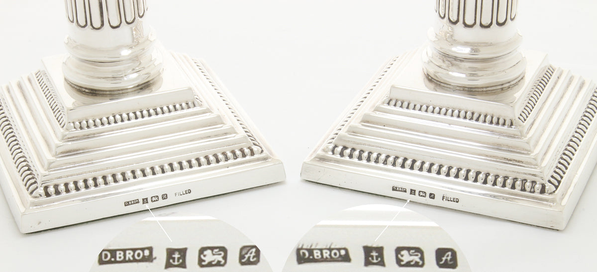 Engelse zilveren korintische kandelaars 1975