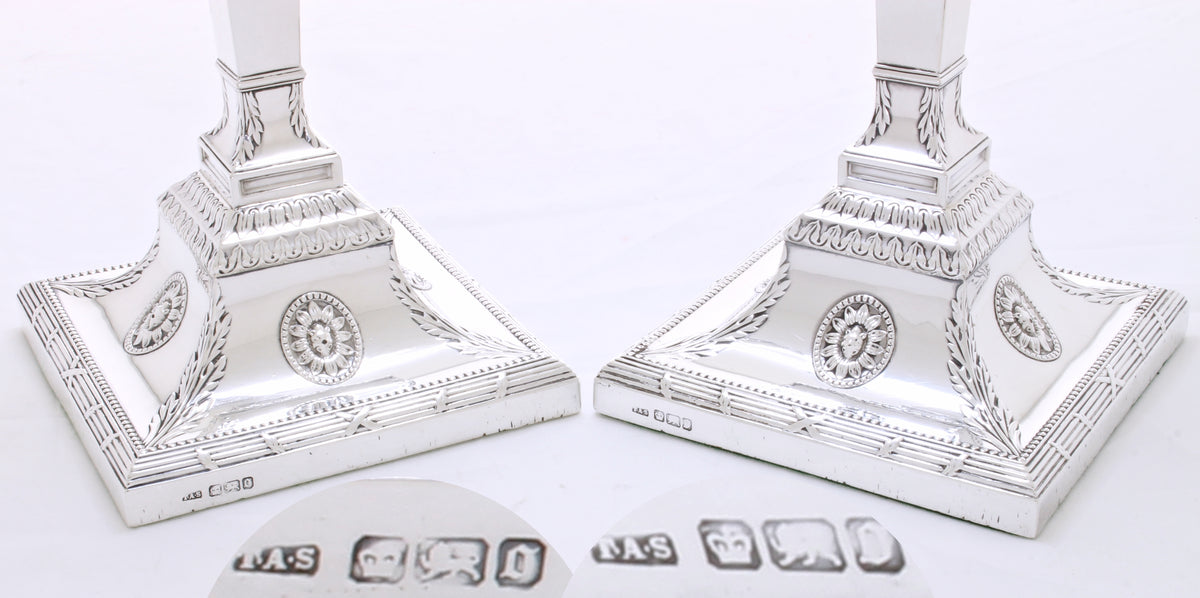 Antiek paar zilveren tafel­kandelaars