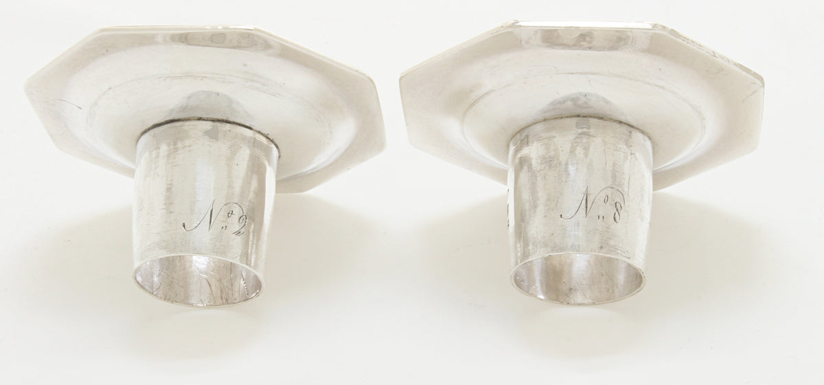 Afneembare bobeches van zilver met n2 en n8 erop gegraveerd