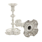 Antieke Georgische George II gegoten sterling zilveren paar kandelaars met meesterteken waarborgkantoor en letter