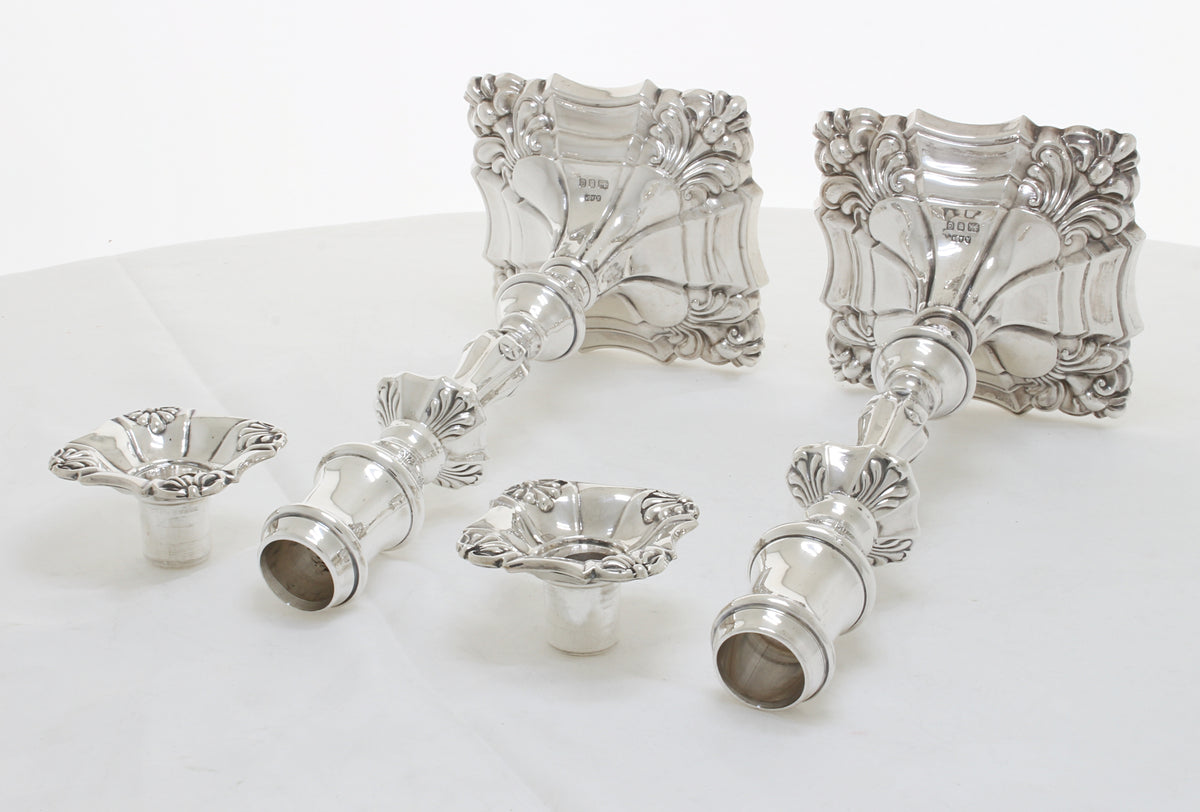 Beide liggend met de bovenkant aan de voorzijde, keurmerken duidelijk zichtbaar van engels sterling zilver en bobeches ernaast
