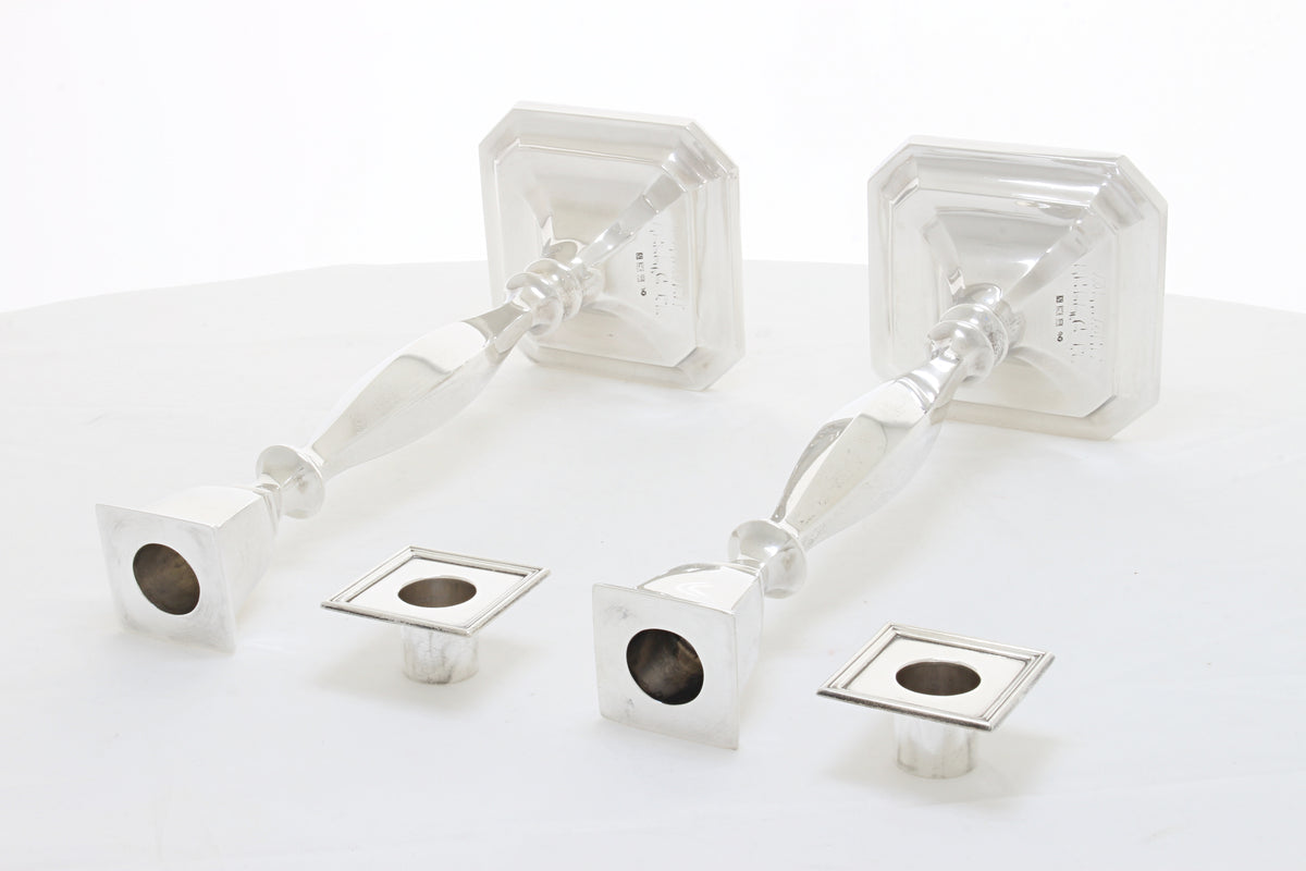 Engels Zilveren Sabbat kandelaars met bobeches ernaast