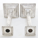 Engels zilveren kandelaars liggen