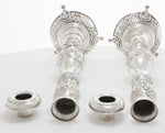 Engels zilveren kandelaars met kaarsvet druppelvangers ernaast