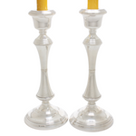 Grote kandelaars staand van zilver met gele kaarsen