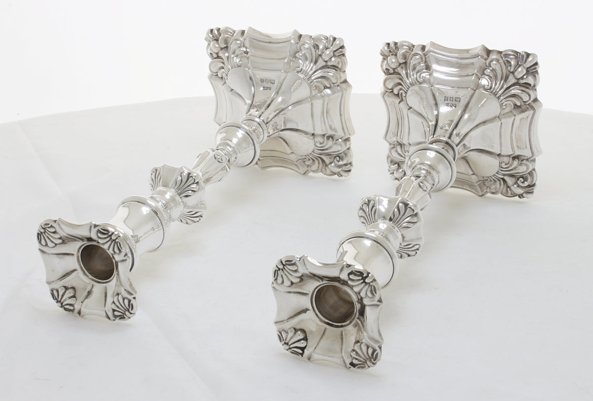 Beide liggend met de bovenkant aan de voorzijde, keurmerken duidelijk zichtbaar van engels sterling zilver