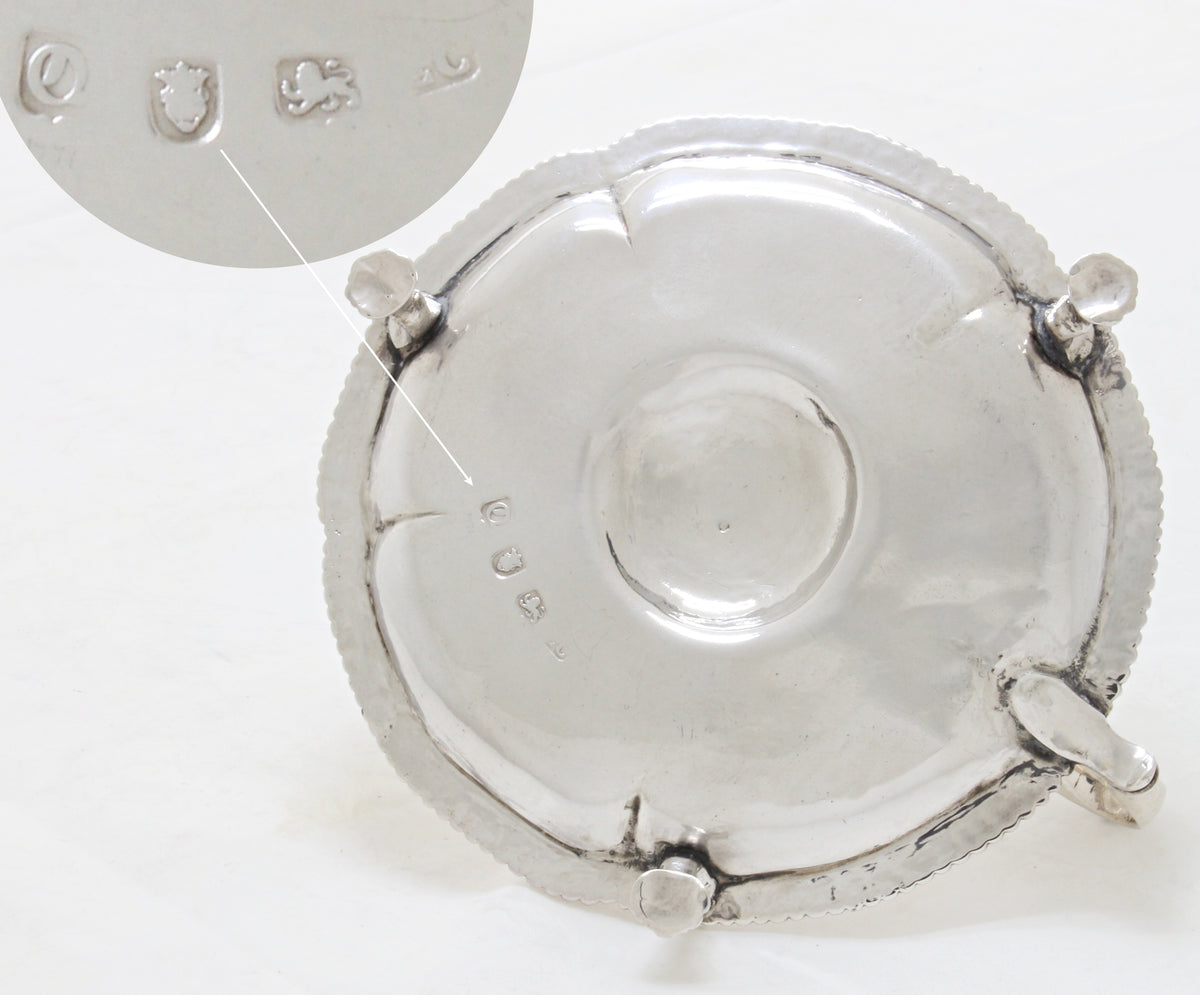 Zilveren keurmerken op de blaker / chamberstick van zilver