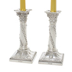 Zilveren korintische kandelaars met gouden kaarsen